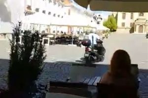 Politisti locali pe scutere in zonele pietonale din Timisoara. Robu: Nu au voie decat la urgente