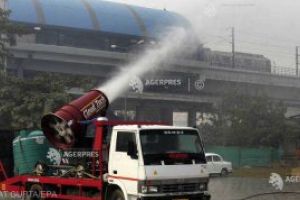 Autoritatile de la New Delhi incearca sa combata poluarea din oras cu un pulverizator urias