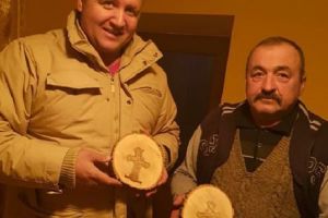 O cruce descoperită într-un butuc