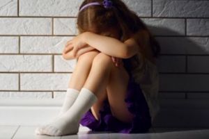 VASLUI. Un unchi şi-a “frecat” nepoatele de 8 şi 9 ani