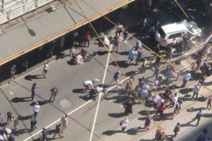 ATAC la Melbourne! 16 persoane sunt RĂNITE! Autorităţile REFUZĂ să spună dacă a fost ATENTAT 