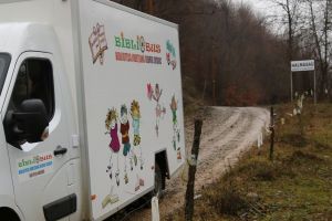 ”Traseele Bibliotecii”: BiblioBusul le-a adus cărţi copiilor din Hălmăsău