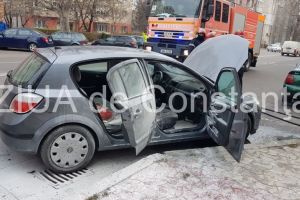 Imagini de la eveniment. Incendiu in municipiul Constanta. Arde o masina pe strada Ștefan cel Mare langa Policlinica 2