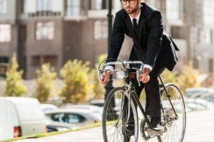 Studiu: voucherul de la angajator i-ar determina pe angajaţi să se deplaseze cu bicicleta la job
