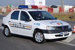 Barbat cu probleme psihice urmarit de politie dupa ce a furat o masina in care se afla o tanara de 17 ani