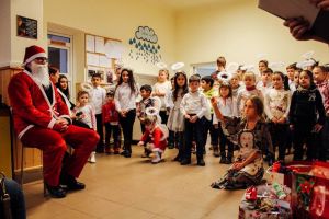 FOTO: ”Și nu uita, de sărbători, române, să fii bun!” – Daruri de Crăciun pentru copiii de la Centrele de Zi „Sfântul Serafim de Sarov” din Războieni şi „Sfânta Filofteia” din Silivaş