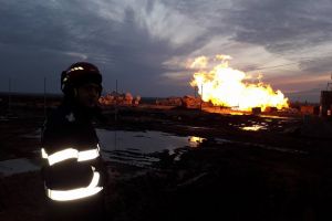 Incendiul de la sonda din Moftin nu va fi stins repede. Pompierii aşteaptă scuturi speciale