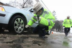 UTILIZAREA ANVELOPELOR DE IARNĂ ESTE OBLIGATORIE,  PE DRUMURI ACOPERITE CU ZĂPADĂ, GHEAŢĂ SAU POLEI