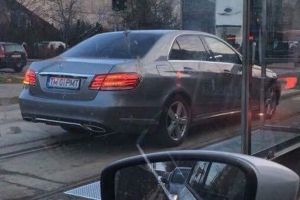 Sesizare la IPJ Timis, dupa ce masina primarului a fost surprinsa depasind coloana la semafor