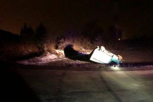 FOTO Maşină răsturnată pe DN14 în apropiere de Mediaş. Doi oameni răniţi