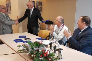 Şase medici octogenari au primit ieri diplome şi plachete de onoare din partea Spitalului de ...