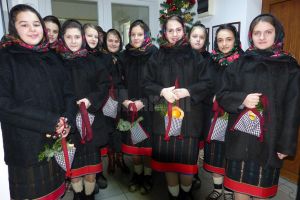 Grupul Vocal al Ansamblului ”Străjăncuţa” din Straja a colindat la sediul Monitorul