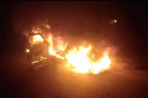 Un autoturism a ars ca o torţă pe un drum din Mitocu Dragomirnei