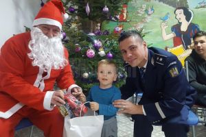 Moş Crăciun poliţist a venit cu cadouri pentru copiii din Centrul ,,Visătorii”