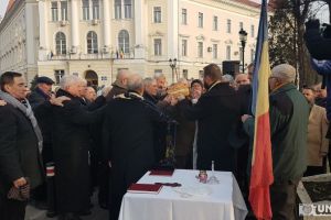 FOTO, VIDEO. Serviciu religios şi depuneri de coroane în memoria eroilor Revoluţiei din decembrie 1989, la Alba Iulia