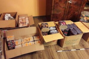 VIDEO FOTO Zeci de mii de petarde găsite de poliţişti la un sibian acasă