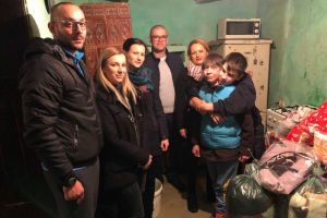 FOTO: ”Căsuţa lui Moş Crăciun” – Campanie organizată de TNL Aiud în sprijinul unor familii nevoiaşe din municipiu