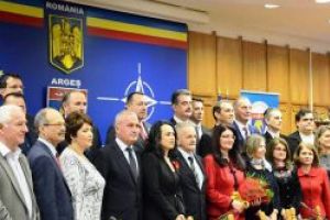 Ai noştri taie frunză la câini în Parlament!