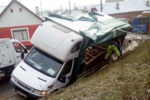 FOTO Maşină răsturnată în curba accidentelor din Șeica Mare – A patra într-o lună