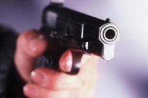 Perchezitie domiciliara la locuinta tanarului care a intrat cu o arma intr-un club din Baia Mare