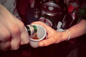 Au băut atât de mult la o petrecere încât etilotestul a depistat alcoolul din aer