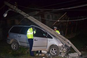 Accident grav. Un bărbat fără permis s-a oprit cu maşina într-un stâlp