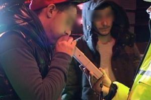 Un şofer beat a acroşat o autoutilitară parcată. Poliţia l-a prins