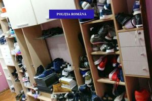Percheziţii la bişniţari: Haine, pantofi şi parfumuri de peste 300.000 lei au fost confiscate de poliţişti (FOTO)