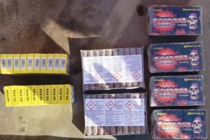 Peste 14.000 de produse cu conţinut pirotehnic, confiscate de poliţiştii din Alba Iulia, în urma unui control efectuat în zona unei pieţe din municipiu