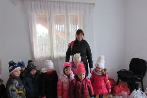 Cadouri pentru bătrânii şi copiii de la Centrul Social Călimănel