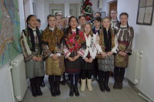 Monitorul de Suceava a fost colindat de elevii Şcolii Gimnaziale Pătrăuţi