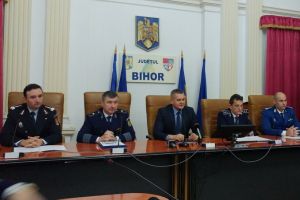 Şedinţă la Prefectură: Şefii din Bihor ai Poliţiei, Poliţiei de Frontieră, Jandarmeriei şi ISU dau sfaturi de Sărbători