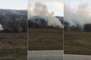 FOTO-VIDEO/ ȘTIREA TA: Fum gros pe păşunea de la Drâmbar – Autorităţile fac curăţenia de iarnă cu buldoexcavatorul şi… chibritul