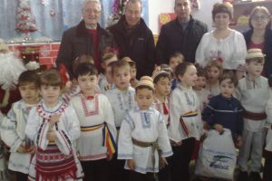 In prag de sarbatori:Consiliului Judetean Tulcea a daruit cadouri pentru copiii din gradinitele din Turcoaia si Dorobantu