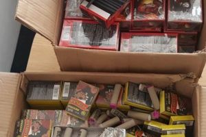 Peste 14.000 de produse cu conţinut pirotehnic, confiscate de poliţiştii din Alba Iulia după un control efectuat în zona unei pieţe din municipiu