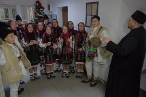 Un grup de elevi de la Liceul Tehnologic Cajvana a colindat redacţia Monitorului de Suceava