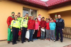 FOTO: ”De Crăciun, dăruieşte din suflet!” – Acţiune caritabilă organizată de poliţiştii rutieri din Alba Iulia