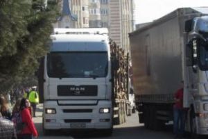 S-a certat cu iubitul şi a sărit din TIR -ul aflat în mers