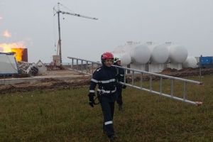 FOTO. Scuturi speciale la Moftin. Lupta pompierilor cu incendiul continuă