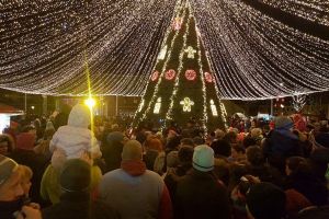 LIVE VIDEO/ FOTO: ”Crăciunu` din 21”- Mii de albaiulieni la un spectacol de neuitat, cu concert de colinde şi multe cadouri pentru cei mici în Piaţa Cetăţii