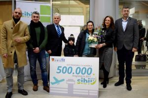 Pasagerul cu numărul 500.000 la Aeroportul Sibiu, întâmpinat la aterizare cu flori şi premii surpriză