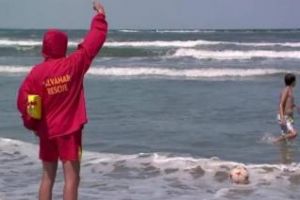 Ministrul Turismului despre turiştii care intră în mare când e steag roşu: Trebuie amendaţi