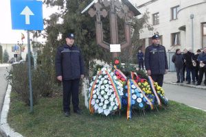 FOTO. Revoluţia din Decembrie 1989 celebrată la Cugir. Slujbe religioase şi depuneri de coronae, la troiţa din faţa Primariei şi la sediul Poliţiei oraşului Cugir