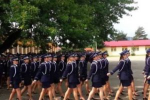 Elevă de la Școala de Poliţie s-a pozat cu INTERLOPII şi le-a împrumutat UNIFORMA! Imaginile au ajuns pe net - FOTO