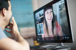 Româncă arestată. Făcea videochat împreună cu fiicele sale minore