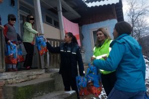 Daruri de la poliţiştii băcăuani pentru copiii nevoiaşi