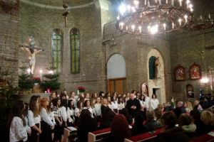 Imagini de la eveniment: Coborat-a coborat“, atmosfera de sarbatoare la Bazilica Sfantul Anton de Padova“ (galerie foto + video)