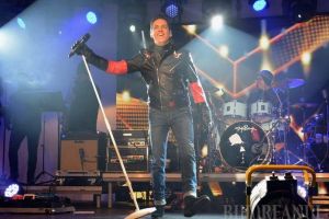 S-o facem lată! Bănică i-a „antrenat” pe orădenii care au venit să îl asculte în Piaţa Unirii (FOTO / VIDEO)