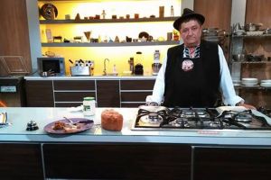 VIDEO: Miclea Ioan Romulus, zis nea Romanu, din Alba Iulia, a făcut senzaţie la emisiunea ”Chefi la cuţite” de la Antena 1. O ciorbă de miel cu guşită de maţe şi tarhon i-a adus toate cele 3 cuţite