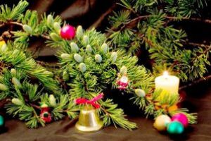 Creştinii aşteaptă Naşterea Mântuitorului: Crăciunul, sărbătoarea familiei, cu brad împodobit, cadouri şi colinde